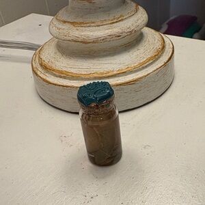 Money oil, wear in hair on skin